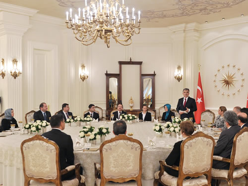 "Milletimizin Parlak Geleceği, Sevgi ve Özveriyle Görevini Canı Pahasına Yapan Öğretmenlerimizin Elinde Şekilleniyor"